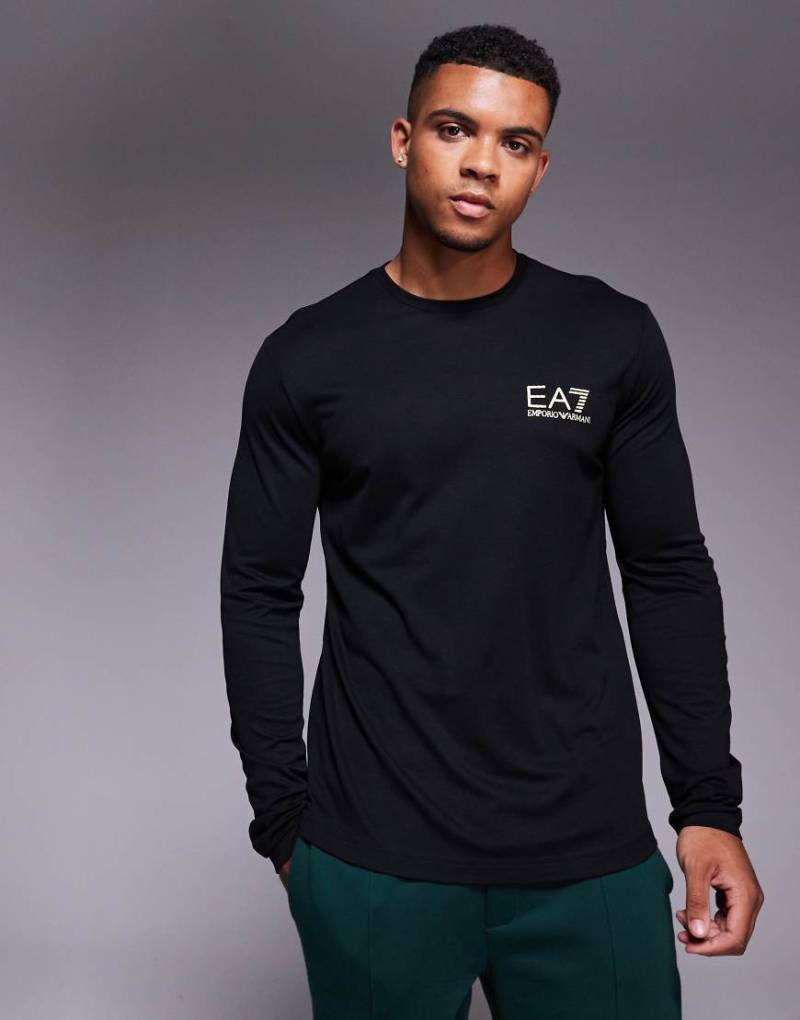 Armani - Langärmliges T-Shirt in Schwarz mit kleinem goldfarbenem „EA7"-Markenlogo von EA7