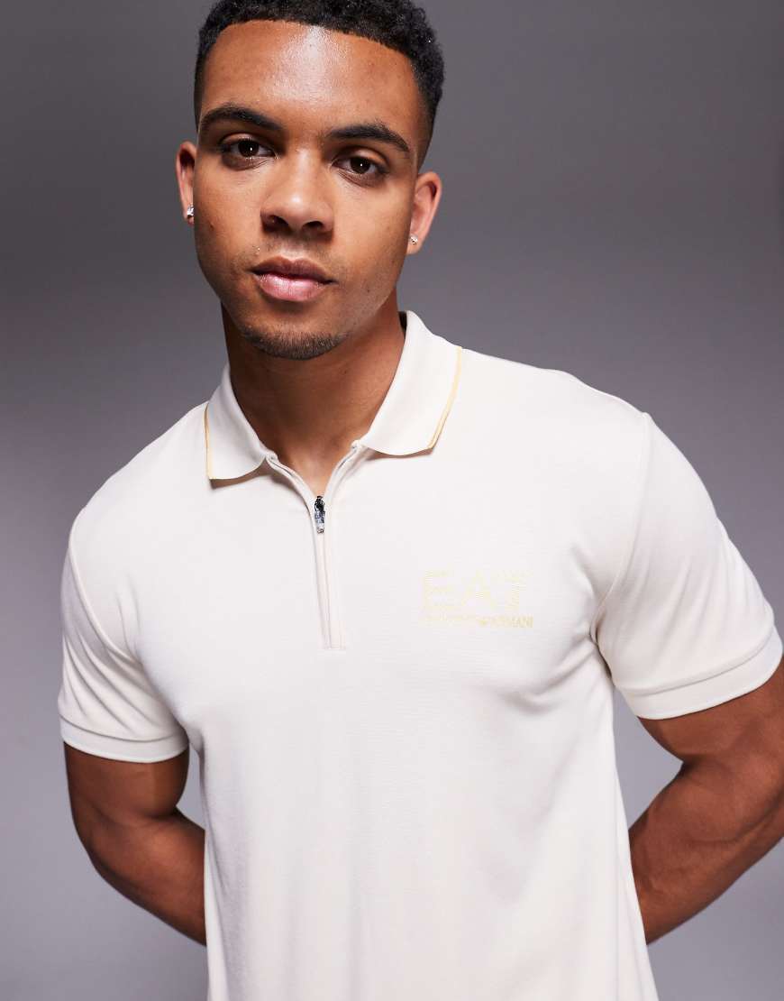 Armani - Polohemd in Ecru mit goldfarbenem „EA7"-Markenlogo und kurzem Reißverschluss-Weiß von EA7