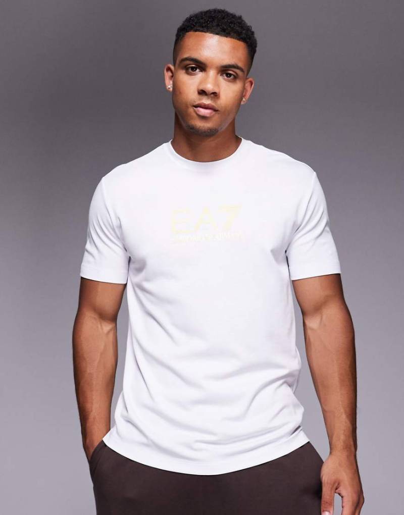 Armani - T-Shirt in Weiß mit goldfarbenem „EA7"-Markenlogo von EA7