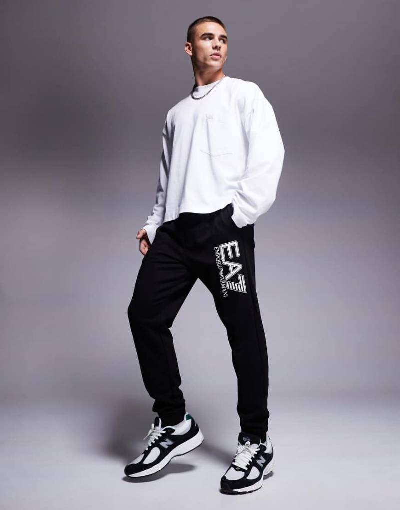 EA7 - Jogginghose in Schwarz mit Logo auf der Vorderseite von EA7