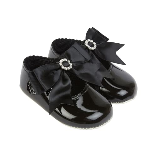 EARLY DAYS Baypods Baby Mädchen Schuhe Weiche Sohle Pre Walker Schuhe Diamant Schleife Weiche Kunstleder Babyschuhe Made in England, schwarzer lack, 25/27 EU von EARLY DAYS
