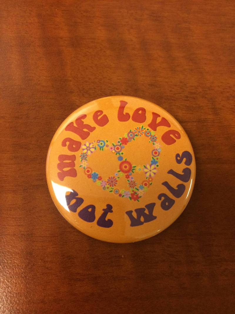 Machen Sie Liebe, Nicht Wände - Pin Zu Protestieren Machen Sie Liebe, Nicht Wände - Pin Zu Protestieren von EARRIjewelry