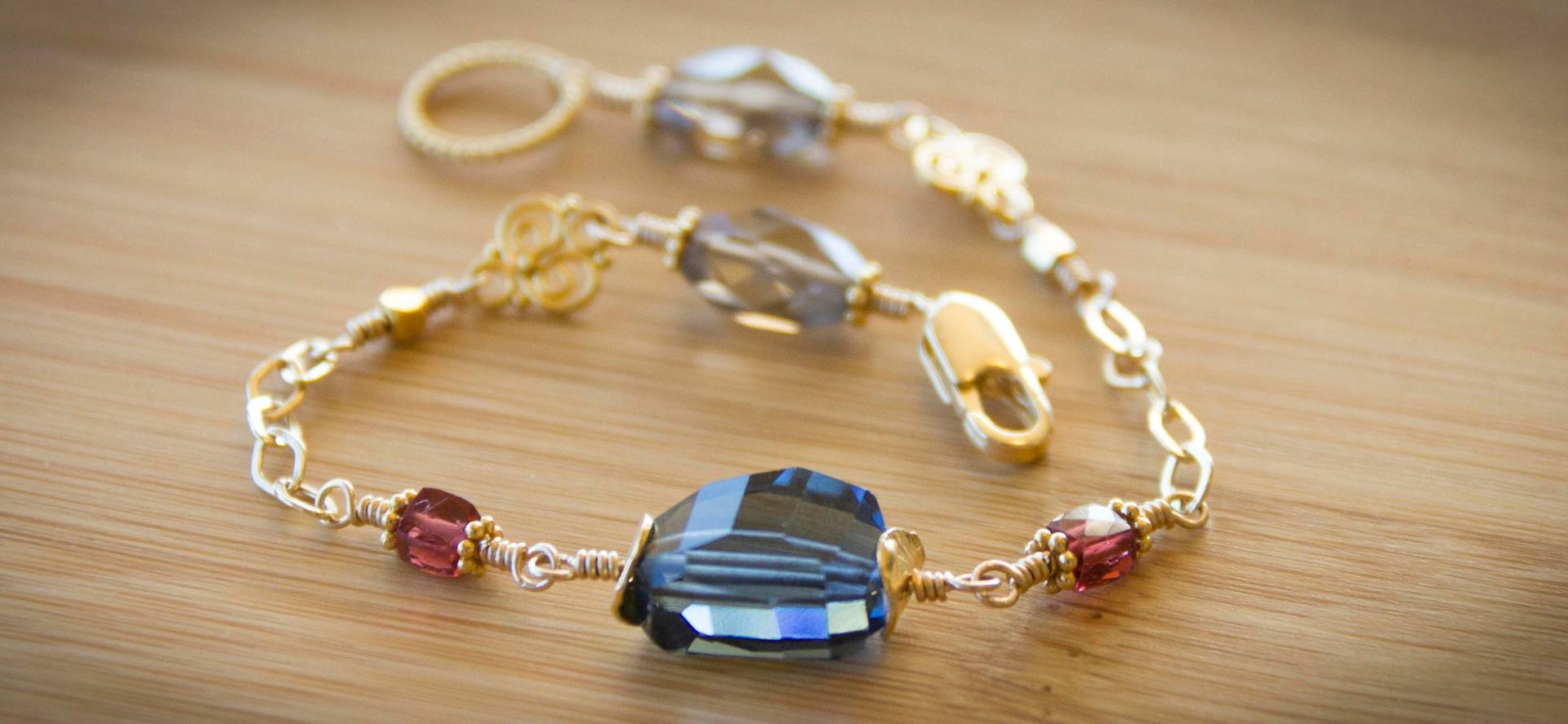 Dunkelblauer Quarz, Granat Und Rauchquarz - Zierliches Armband Mit Gold Filled Dunkelblauer Quarz, Granat Und Rauchquarz - Zierliches Armband Mit Gold Filled von EARTHandASHdesigns