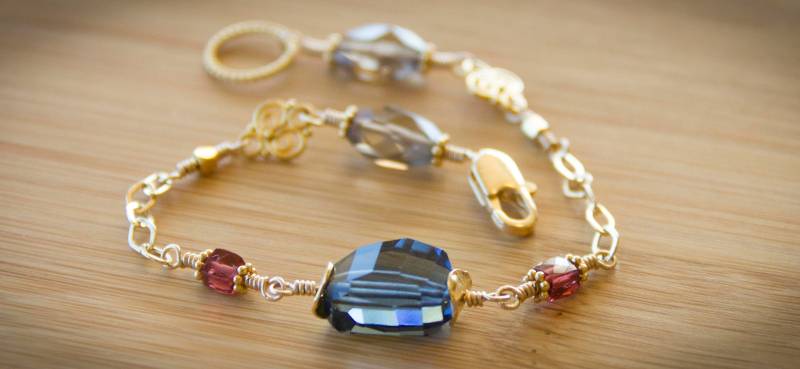 Dunkelblauer Quarz, Granat Und Rauchquarz - Zierliches Armband Mit Gold Filled von EARTHandASHdesigns