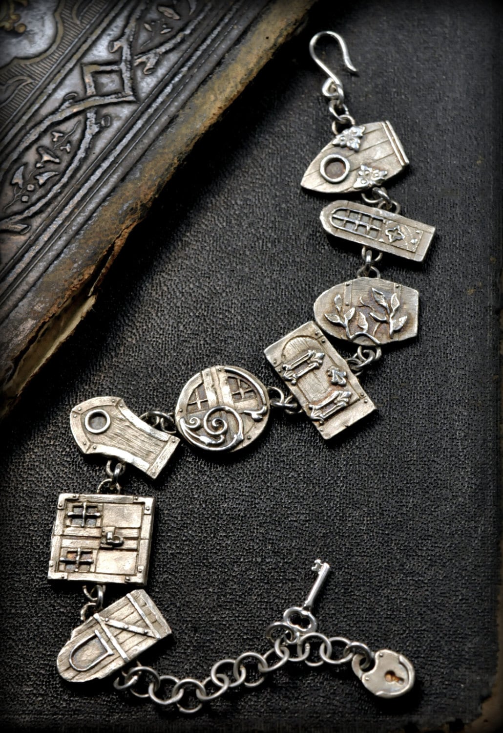 Detailreiches Feen-Tür-Gliederarmband Von Christi Anderson Fairy House Jewelry von EAdornments