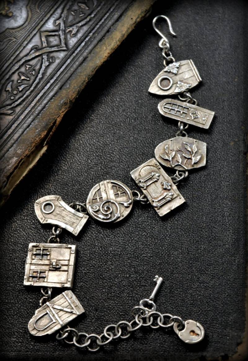 Detailreiches Feen-Tür-Gliederarmband Von Christi Anderson Fairy House Jewelry von EAdornments