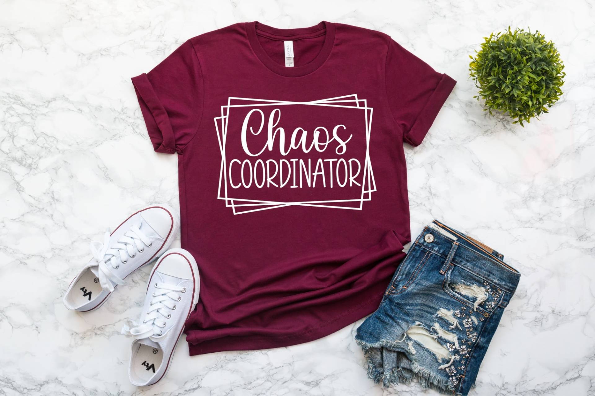 Chaos Koordination Shirt, Geschenk Für Mama, Mama Shirts, Leben Shirt Lustiges Trendige Shirts von EBBADesignUS