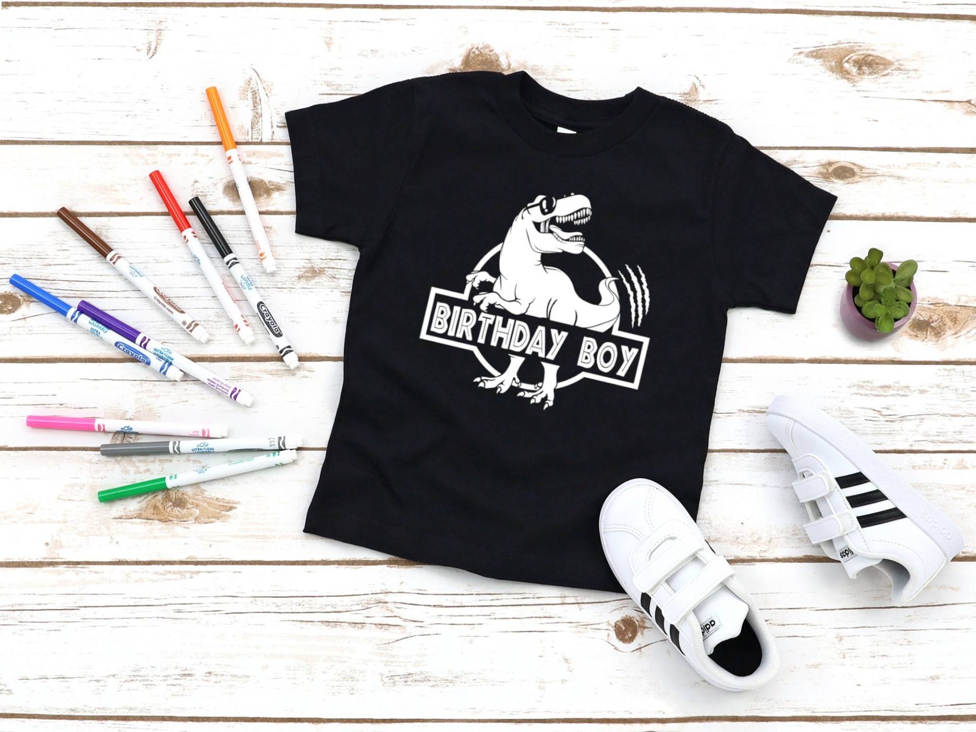 Dinosaurier Geburtstag Shirt, Junge Kinder Kleidung, Personalisierte Dino Custom Birthday Party Shirt von EBBADesignUS