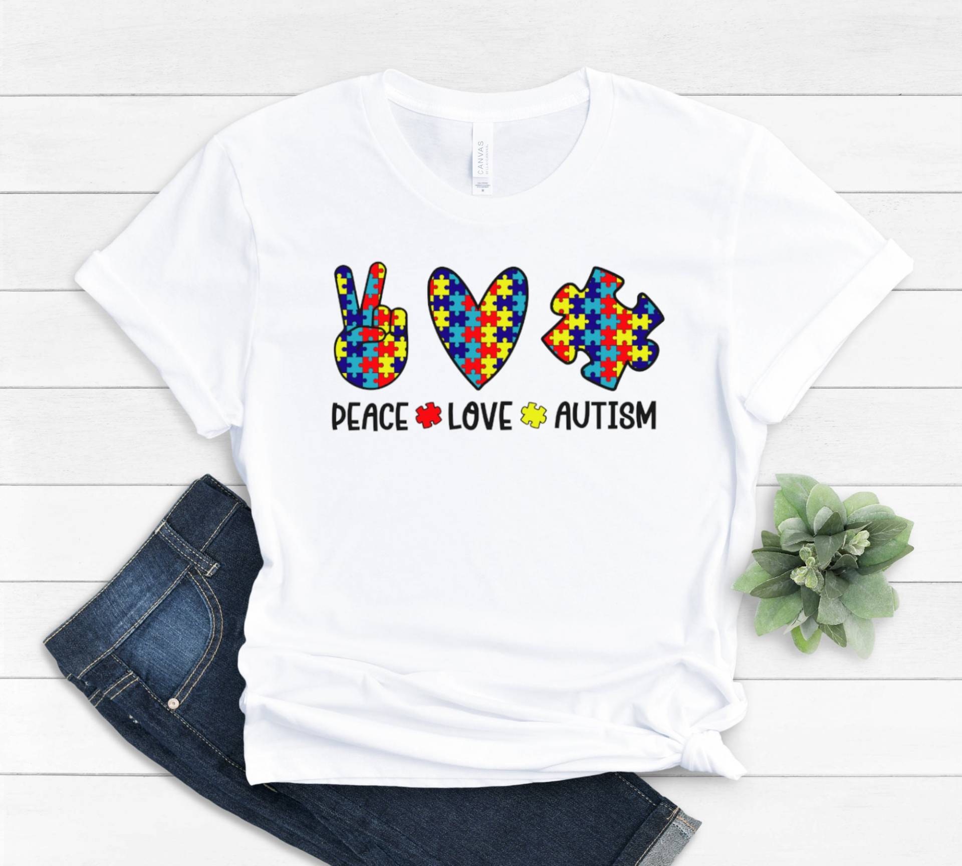 Peace Love Autismus Shirt, Awareness Bekleidung, Mom Outfit, Puzzle T-Shirt, Support Shirt von EBBADesignUS