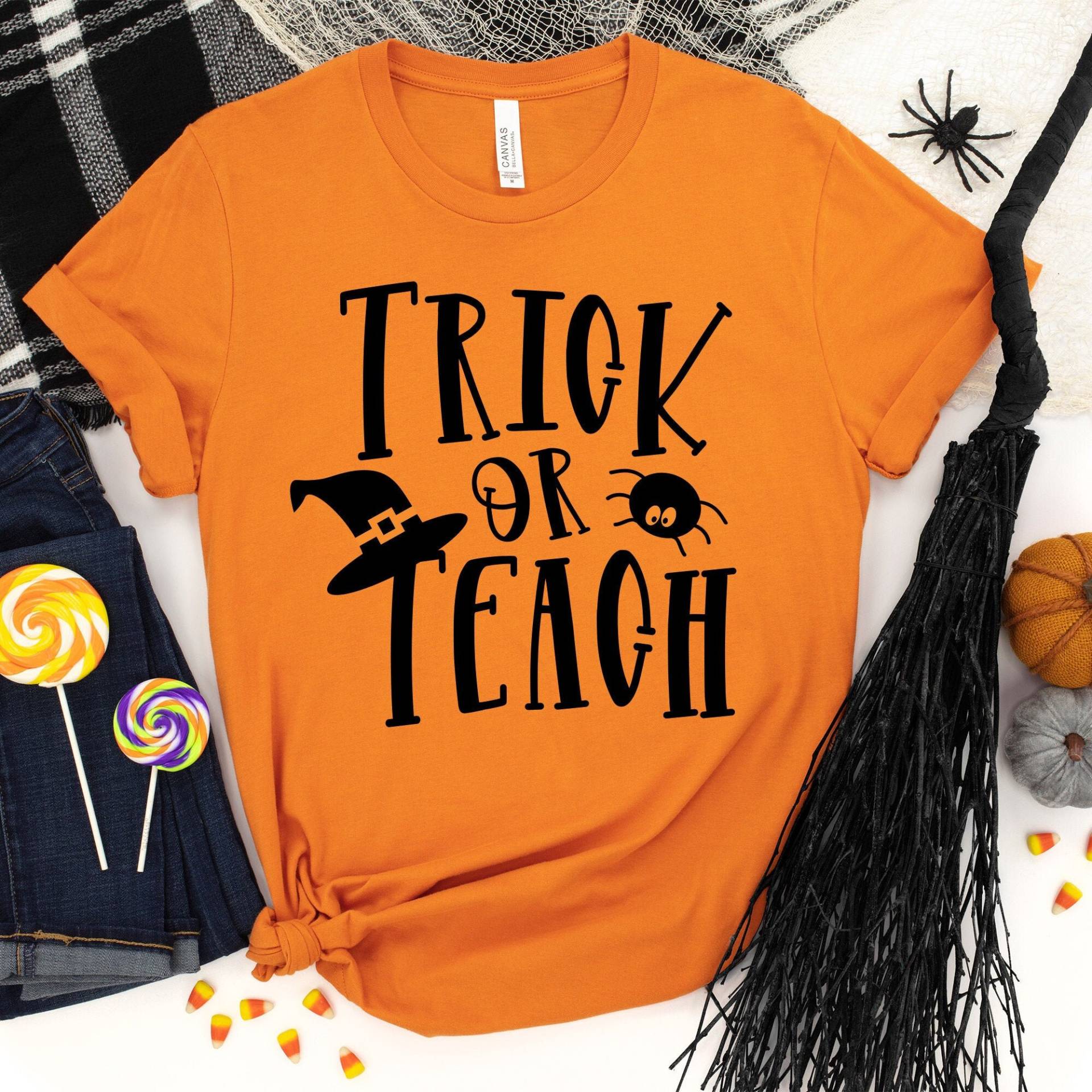 Trick Or Teach Shirt, Halloween Lehrer Grundschullehrer Geschenk, Halloween, Schule Party von EBBADesignUS