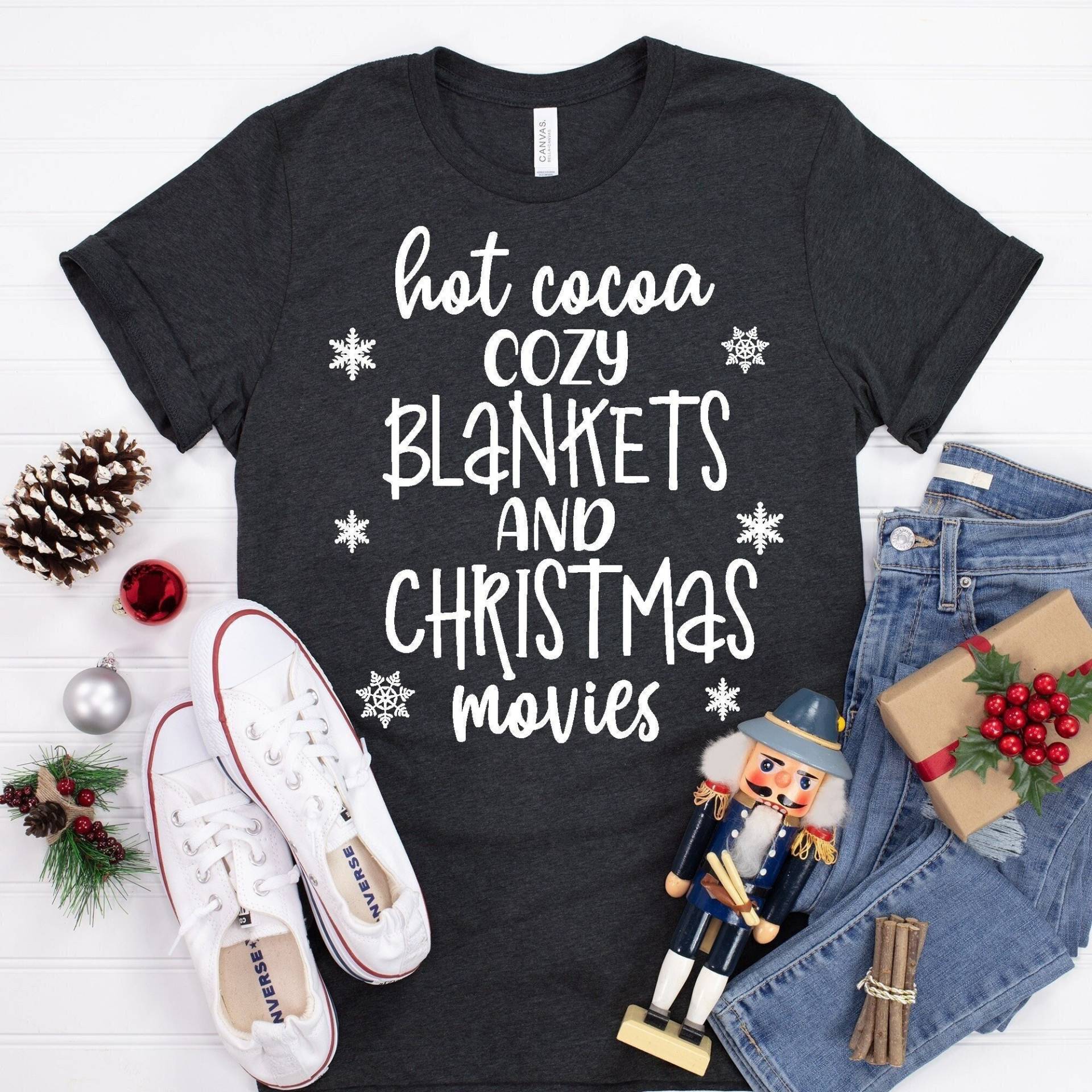 Weihnachten Shirt, Hot Cocoa Cosy Decken Weihnachtsfilme, Familie Outfits, Weihnachtsfilme Weihnachts T-Shirt, Weihnachtsgeschenk von EBBADesignUS