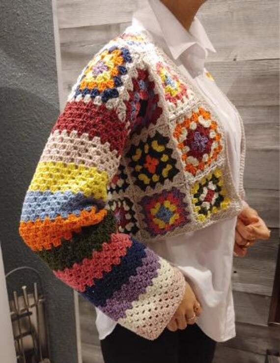 Bunte Häkellange Cardigan Oma Quadrat | Bauchfreies Top Größe 38/40 von EBRULITA