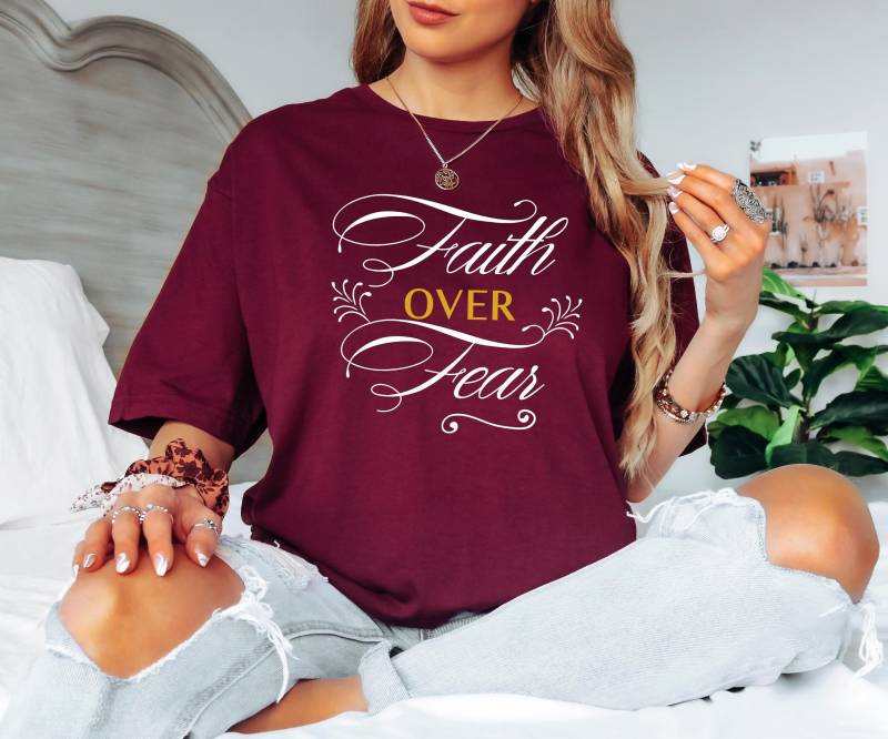Glaube Shirt Faith Over Fear Motivations T-Shirt Religiöses Geschenk Für Ihn Ihre Christliche Religion Inspirierende Geschenke Männer Und Frauen von ECOLOGYE