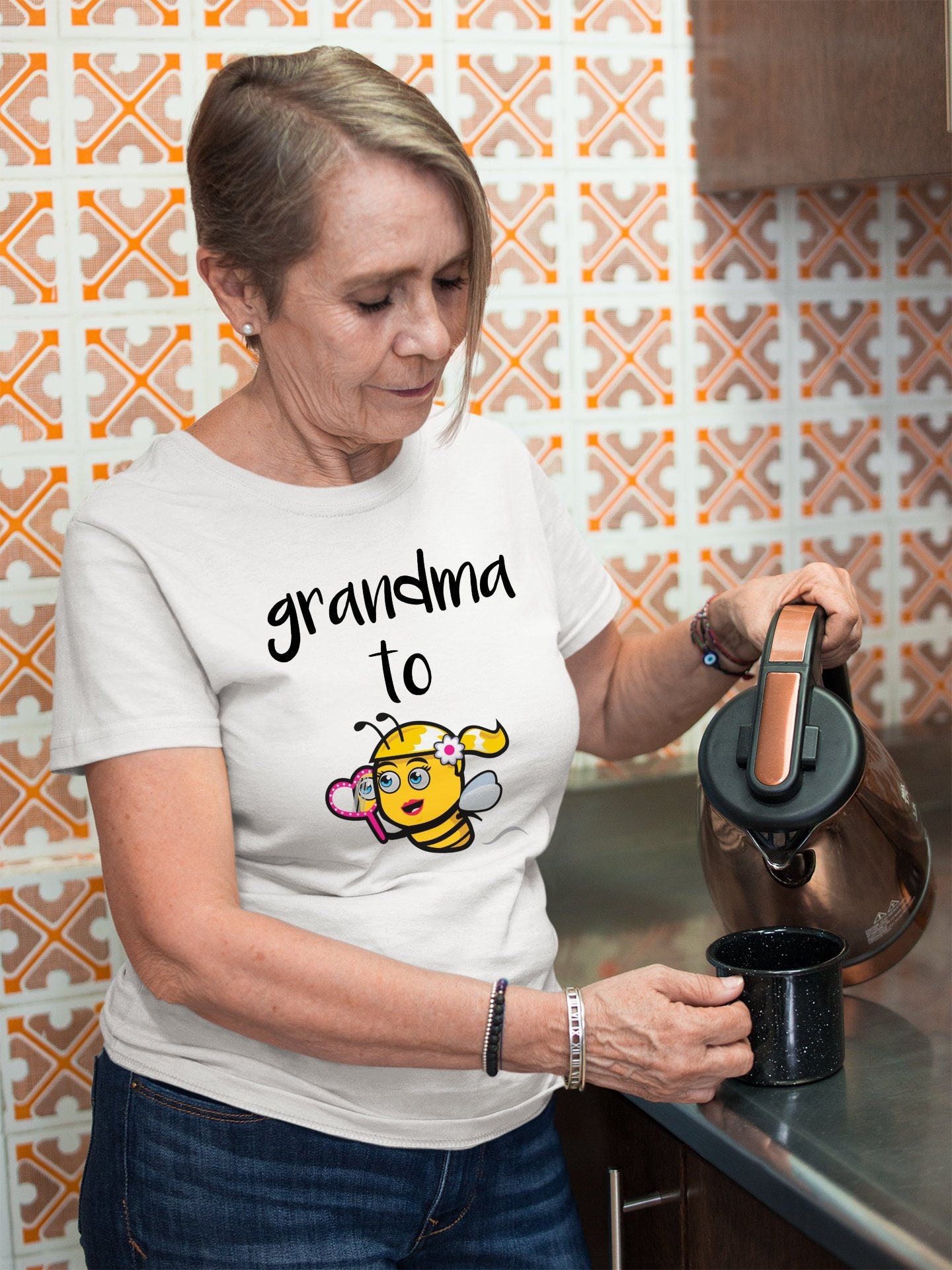 Grandmom To Be Shirt Oma Zu Bee Schwangerschaft Ankündigung T-Shirt Geschenk Lustiges Frauen Tshirt Für Neue Omas von ECOLOGYE