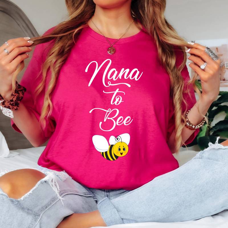 Nana To Be Shirt Nana To Bee Schwangerschaftansage Oma Zu T-Shirt Geschenk Großmutter Lustige Familie Frauen Geschenke Für Neue von ECOLOGYE