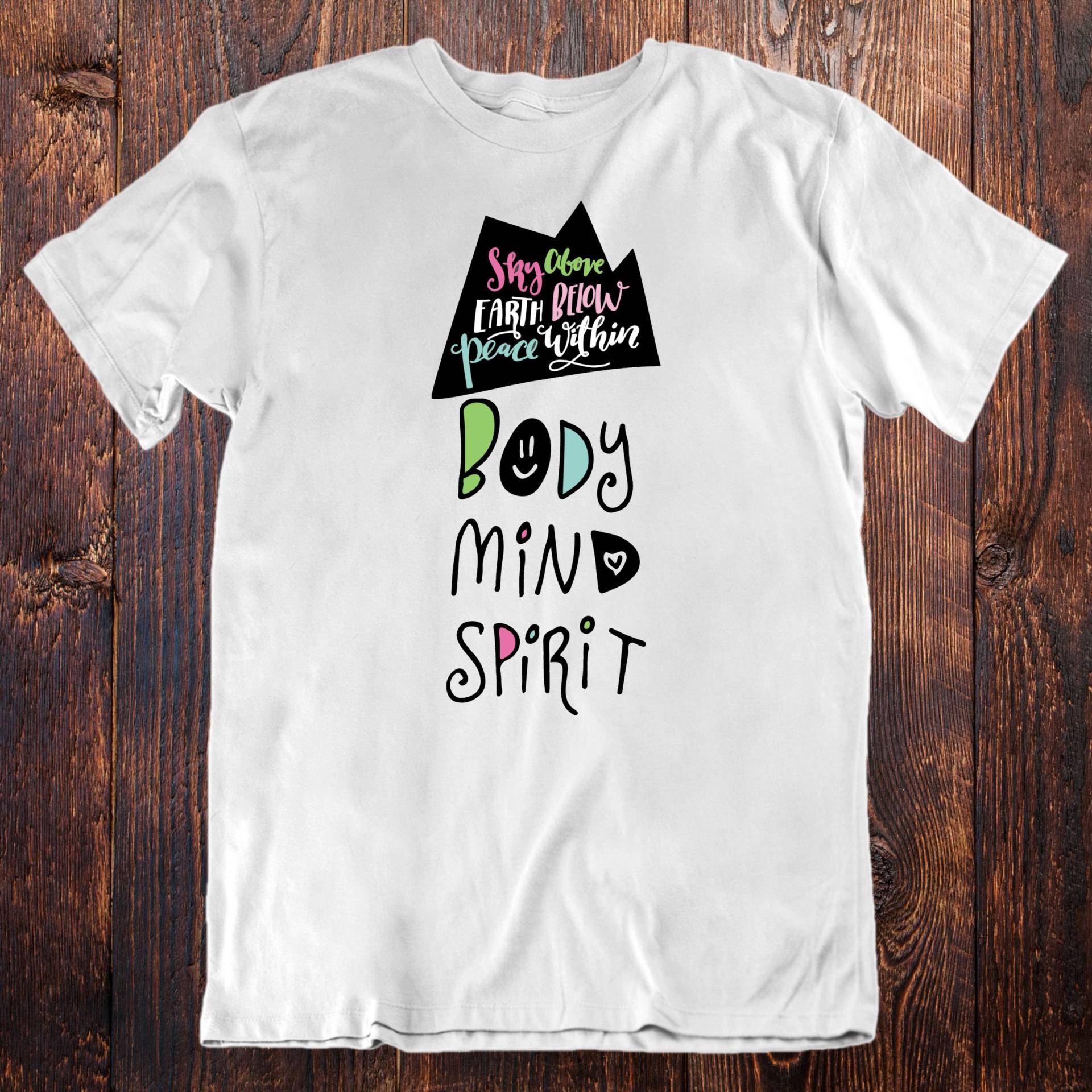 Yoga Shirt Body Mind Spirit Yogi Meditation Tshirt Sky Above Earth Below Peace in Class Instructor Gift T-Shirts Für Männer Und Frauen von ECOLOGYE
