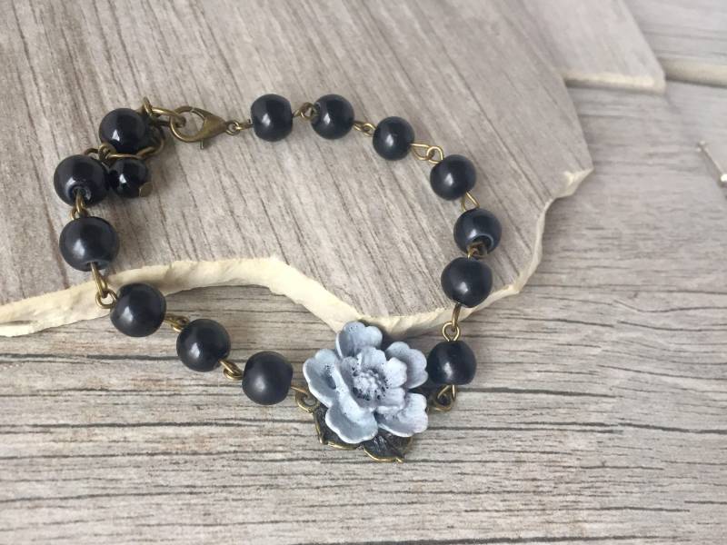 Handgemachtes Schwarzes Perlenarmband Pulverblaue Harzblume, Antike Bronze von ECStudioCreations