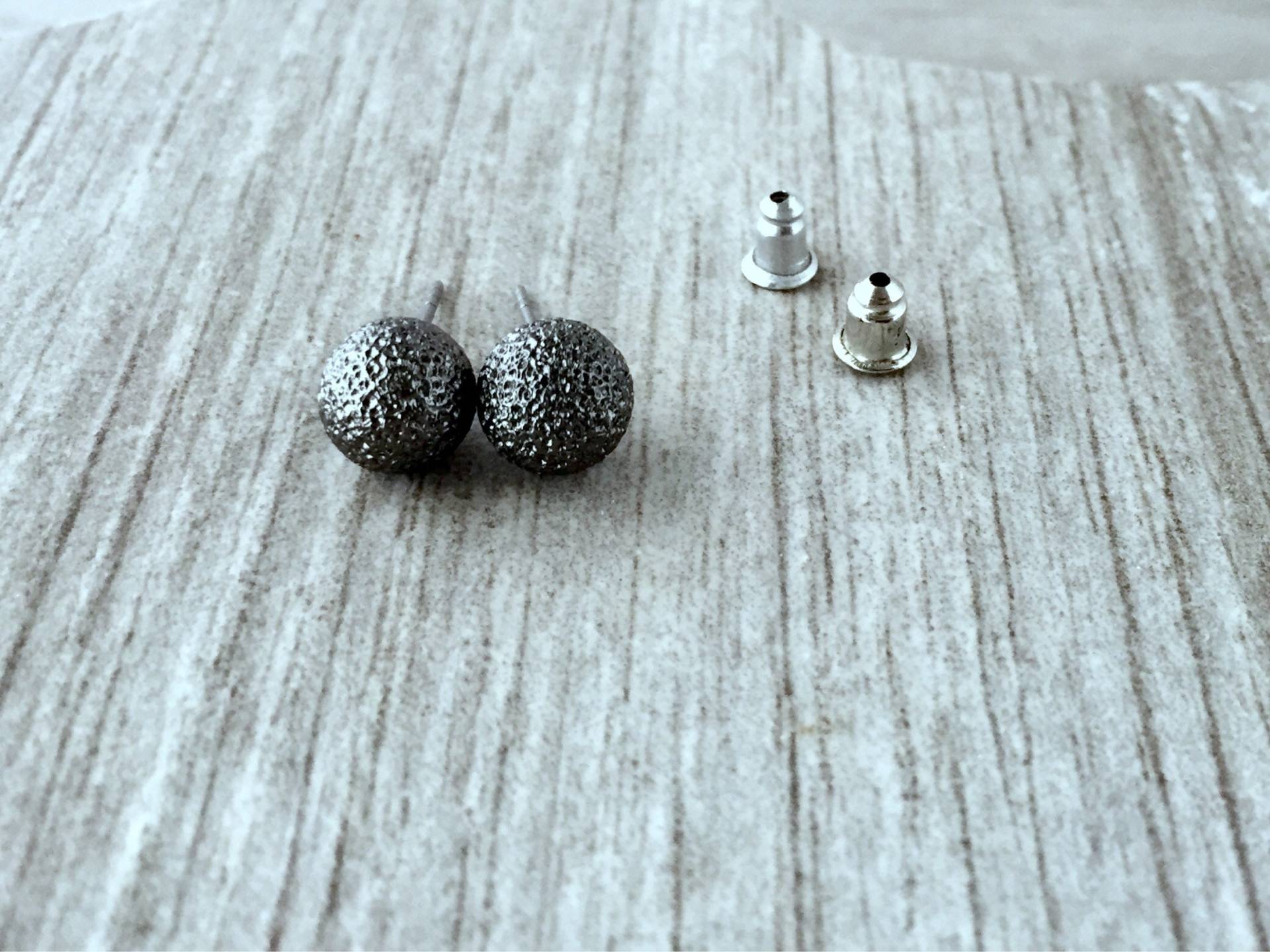 Gunmetal Grey Ball Ohrstecker 8 Mm Resin Bead, Edelstahl von ECStudioCreations