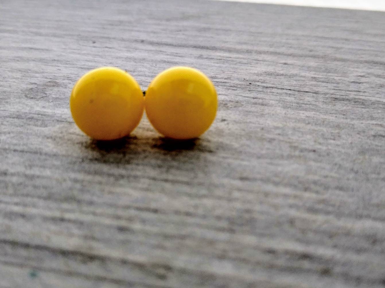 Kanariengelbe Kugel-Ohrstecker 10mm Kunstharz, Edelstahl von ECStudioCreations