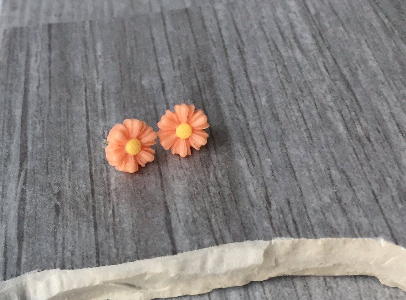 Pfirsich Gänseblümchen Ohrstecker Hypoallergene Chirurgenstahl Ohrstecker von ECStudioCreations