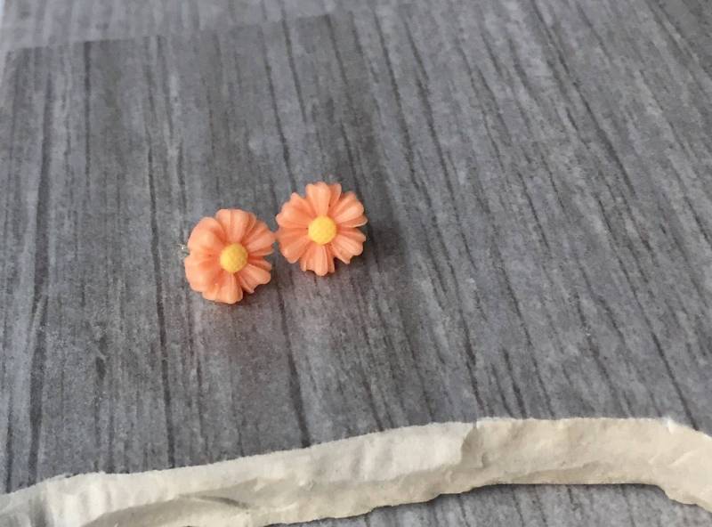 Pfirsich Gänseblümchen Ohrstecker Hypoallergene Chirurgenstahl Ohrstecker von ECStudioCreations