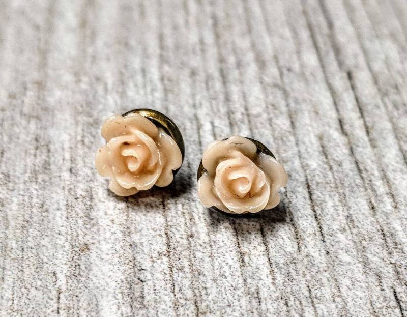 Pfirsich Rose Ohrstecker Antike Bronze Blumenmädchen Ohrringe von ECStudioCreations