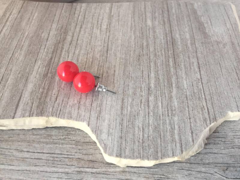 Rote Kugel-Ohrstecker Chirurgenstahl Stift, Leicht | 10 Mm von ECStudioCreations