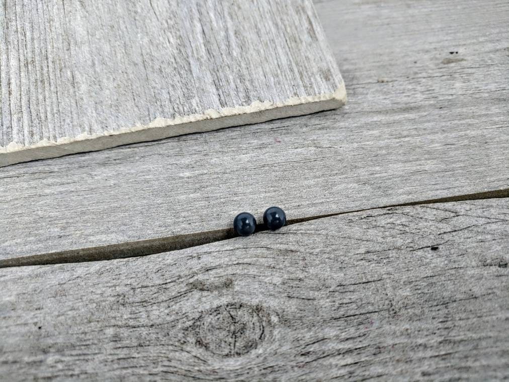 Schwarze Kugel-Ohrstecker Kunstharz-Kugel, Edelstahl | 6 Mm von ECStudioCreations