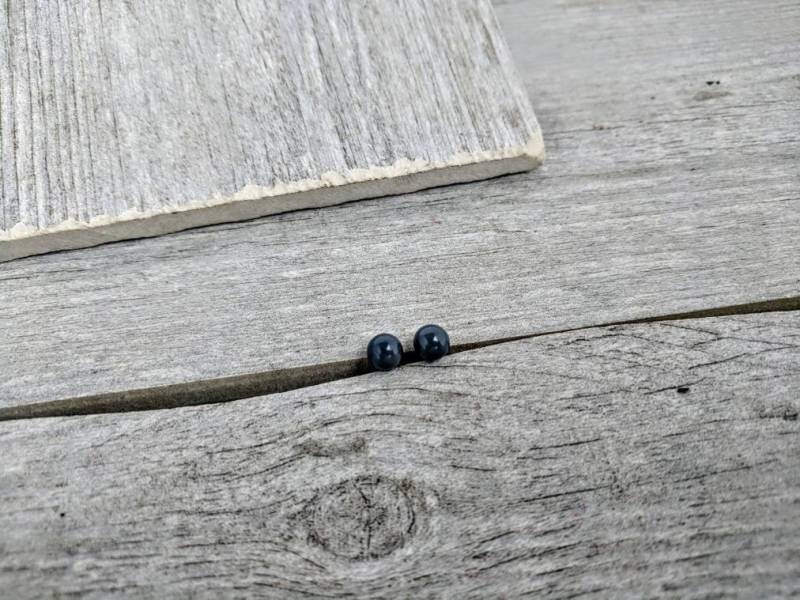 Schwarze Kugel-Ohrstecker Kunstharz-Kugel, Edelstahl | 6 Mm von ECStudioCreations