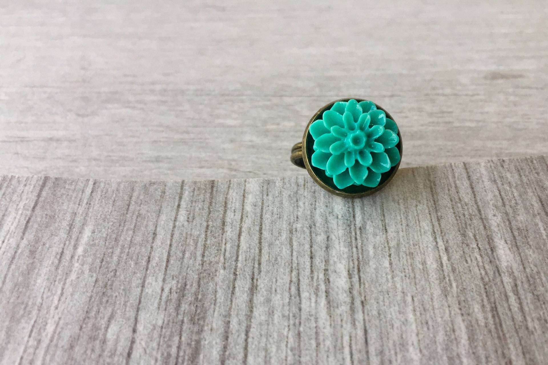 Smaragdgrüner Harz-Dahlien-Ring Verstellbarer Blumenring Aus Antikem Messing von ECStudioCreations