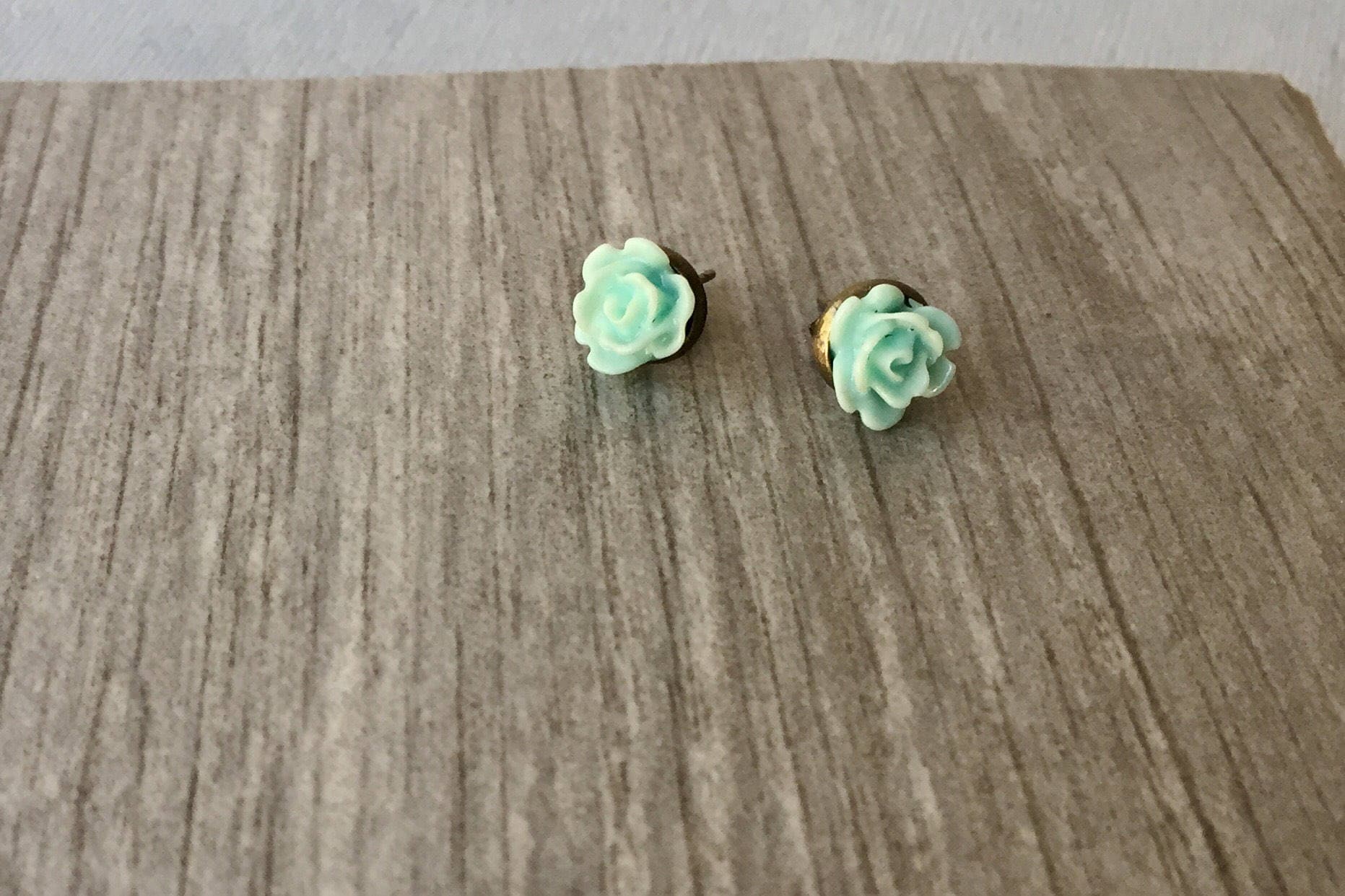 Zierliche Mintgrün Rose Ohrstecker Antike Bronze Blumen Ohrringe von ECStudioCreations