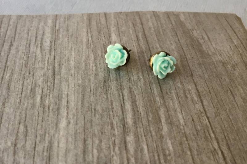 Zierliche Mintgrün Rose Ohrstecker Antike Bronze Blumen Ohrringe von ECStudioCreations