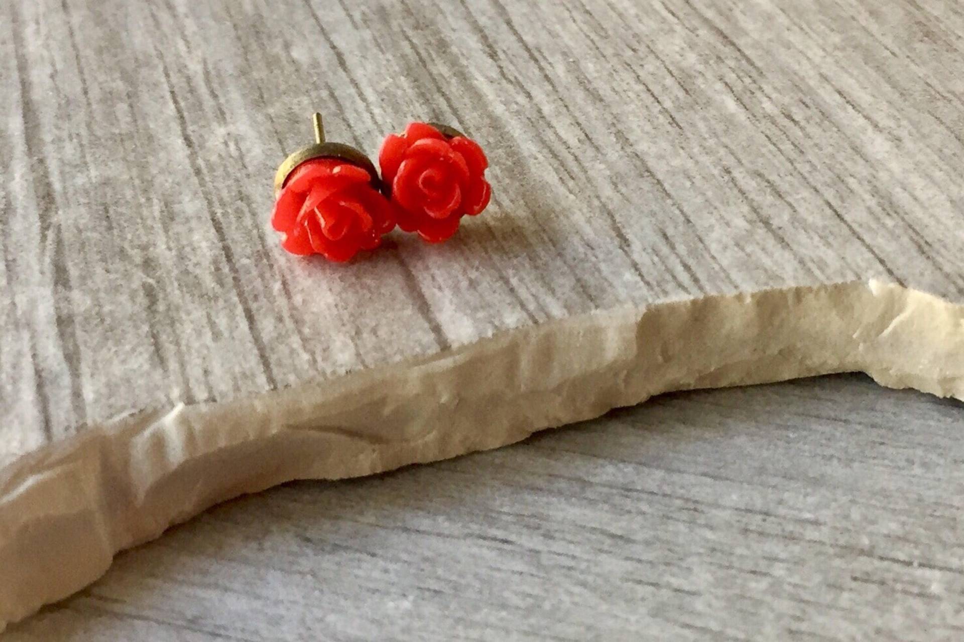 Zierliche Rote Rose Ohrstecker Antike Bronze Blumen Ohrringe von ECStudioCreations