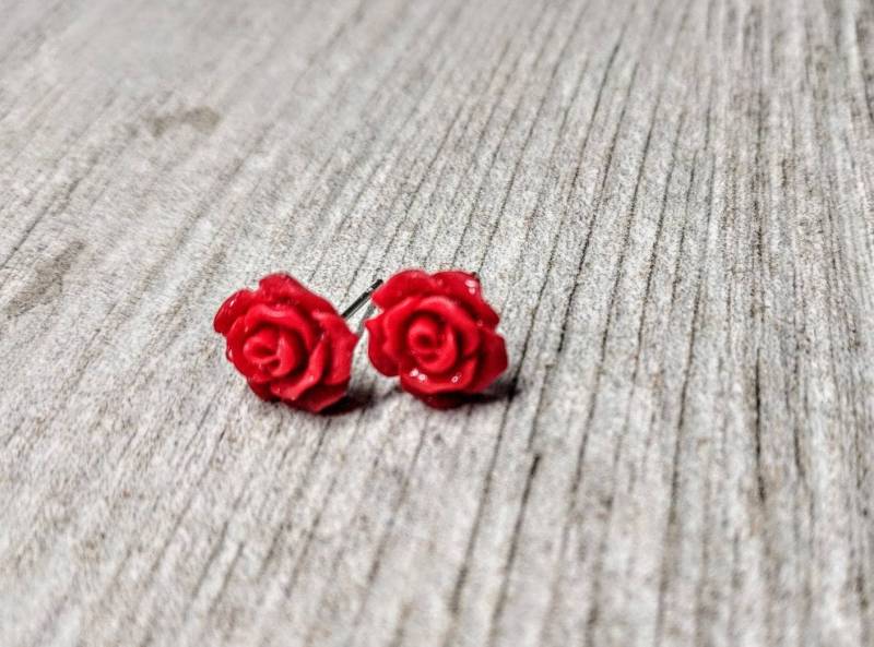 Zierliche Rote Rose Ohrstecker Edelstahl Blumen Ohrringe von ECStudioCreations