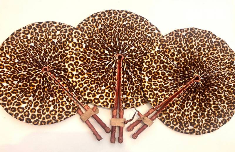 Leopard Print Braun Und Beige Faltfächer | Gepard Handgefertigter Fächer Aus Leder | N22 von ECollectionsUK