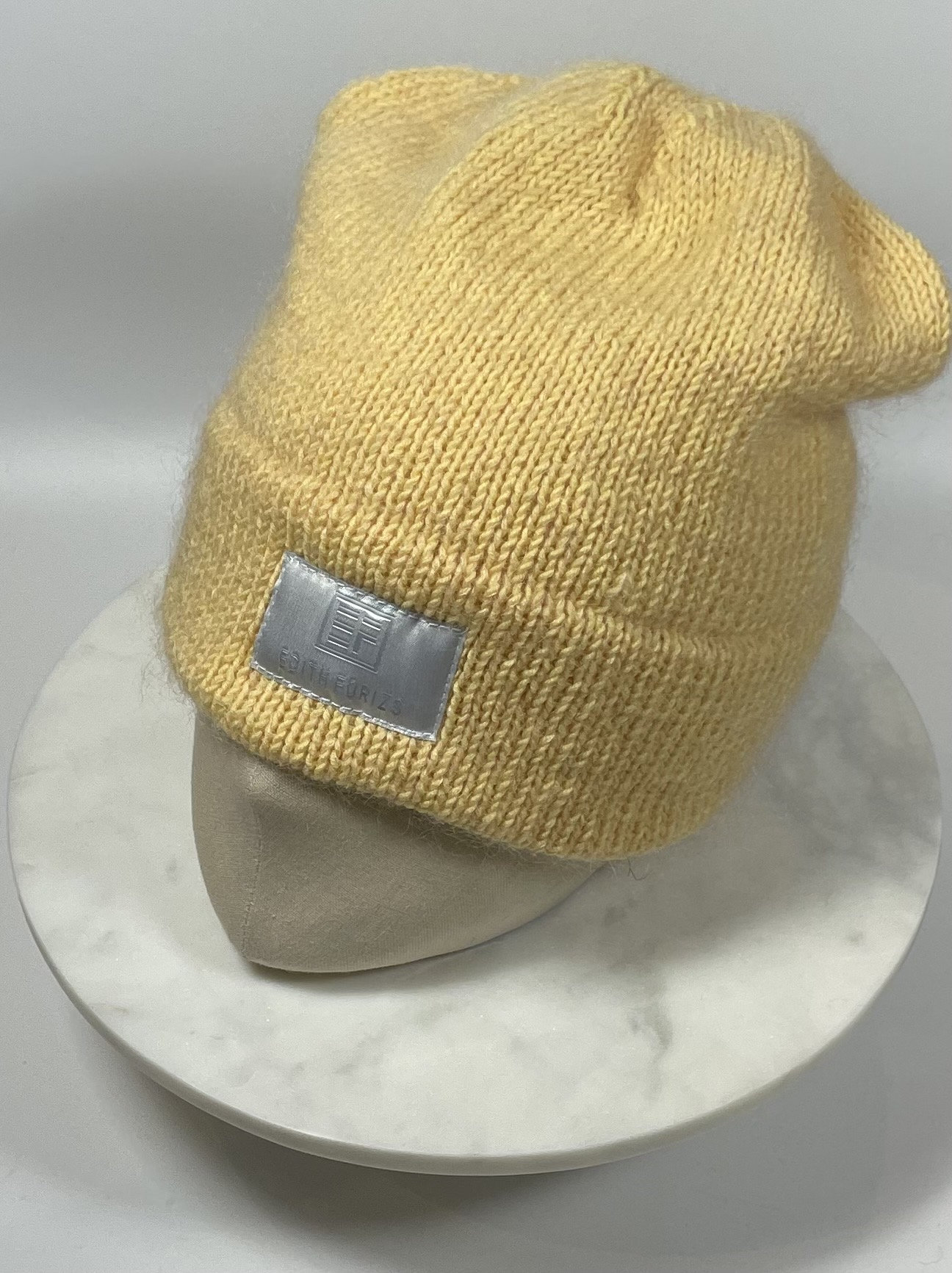 Luxuriöse, Handgestrickte Beanie Aus Feiner Mohair Und Merinowolle Luxuriöse, Handgestrickte Beanie Aus Feiner Mohair Und Merinowolle von EDITHFORIZS
