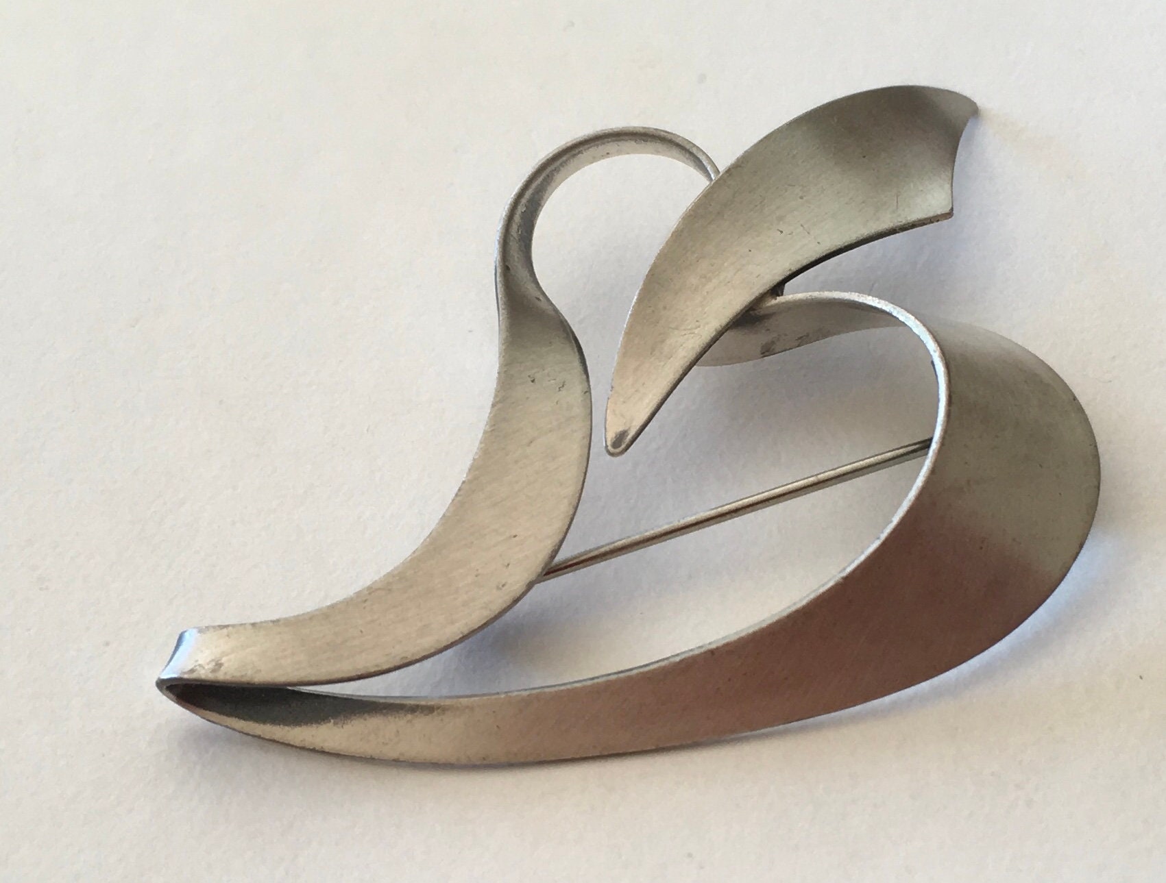 Modernist Sterling Silber Stilisierte Herz Brosche Von Beau Pin Signiert Modernist Sterling Silber Stilisierte Herz Brosche Von Beau Pin Signiert von EEEsGems