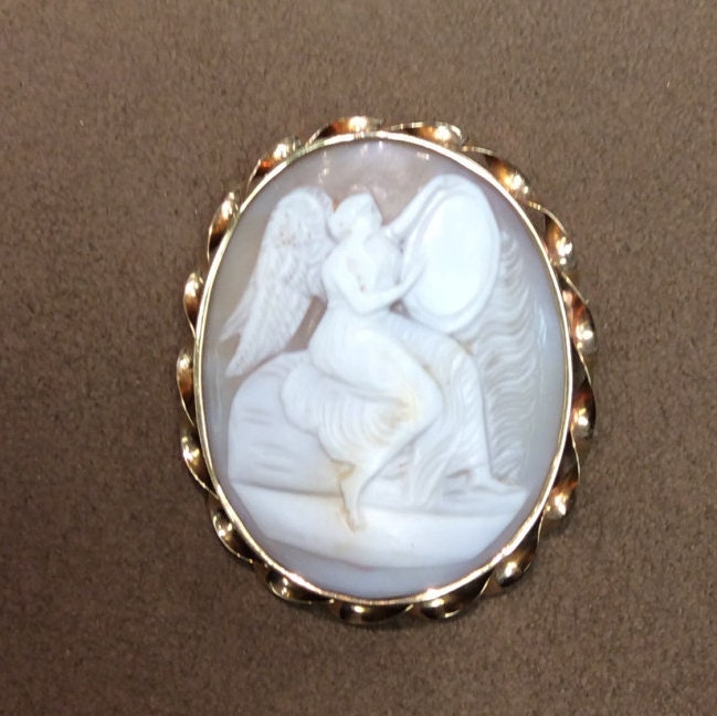 Nachlass Engel Mit Spiegel Kamee Pin/Anhänger in 14K Gelbgold von EEEsGems