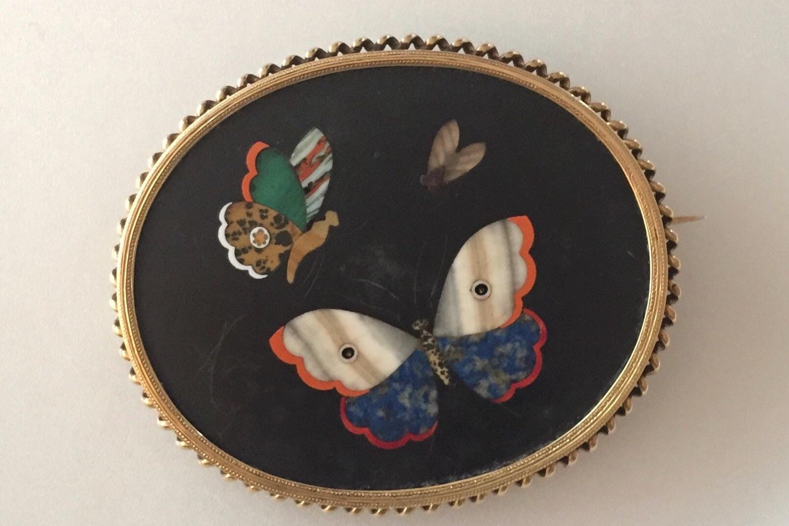 Reduzierter Preis Antike Pietra Dura Schmetterlinge Brosche in 14K Gelbgold Schöne Symmetrie Ausgezeichnetem Zustand Reduzierter Preis Antike Pietra Dura Schmetterlinge Brosche in 14K Gelbgold Schöne Symmetrie Ausgezeichnetem Zustand von EEEsGems