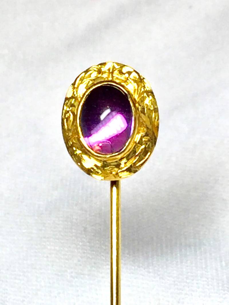 Vintage Cabochon Amethyst Stickpin in Einem 14K Gold Gejagten Rahmen. Wunderschöne Farbe Stein Vintage Cabochon Amethyst Stickpin in Einem 14K Gold Gejagten Rahmen. Wunderschöne Farbe Stein von EEEsGems