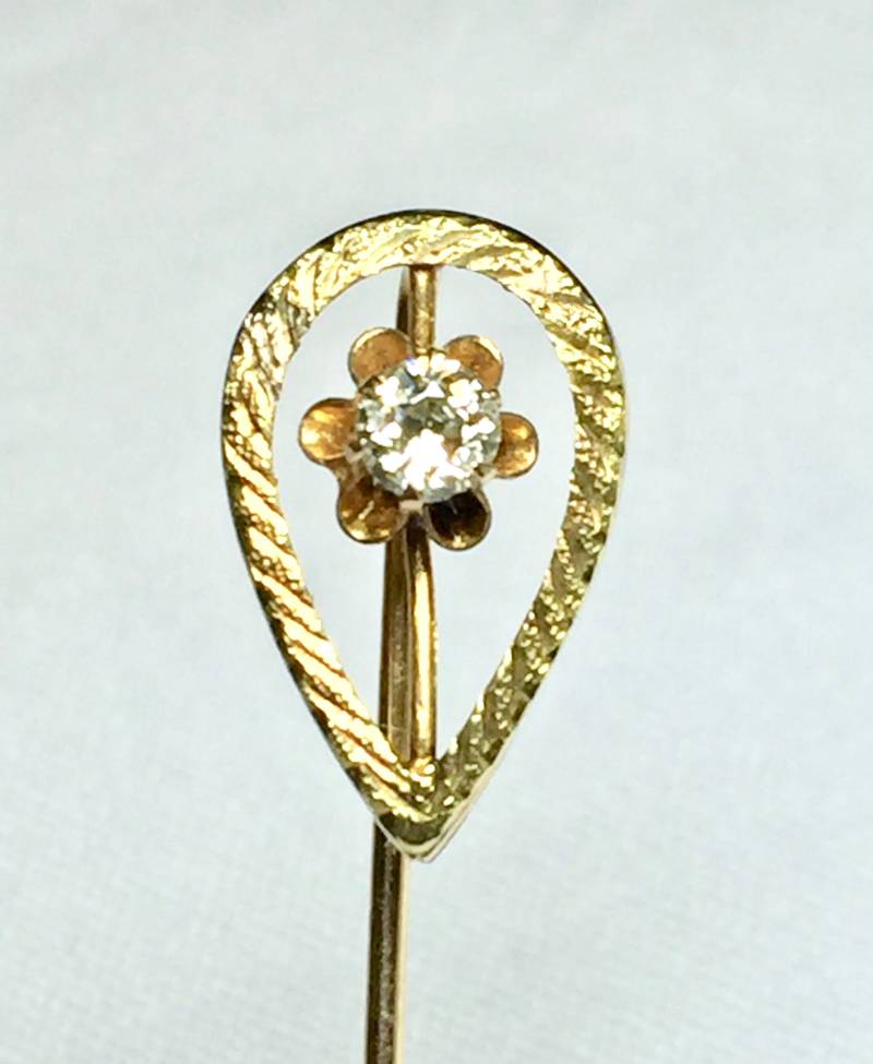 Wunderschöner Stickpin Mit Einem .10Pt Diamond Om Cut, Tear Drop Filigran Erhabenen Galley Frame, Der Den Diamanten in Einer Buttercup-Fassung Hält Wunderschöner Stickpin Mit Einem .10Pt Diamond Om Cut, Tear Drop Filigran Erhabenen Galley Frame, Der Den Diamanten in Einer Buttercup-Fassung Hält von EEEsGems