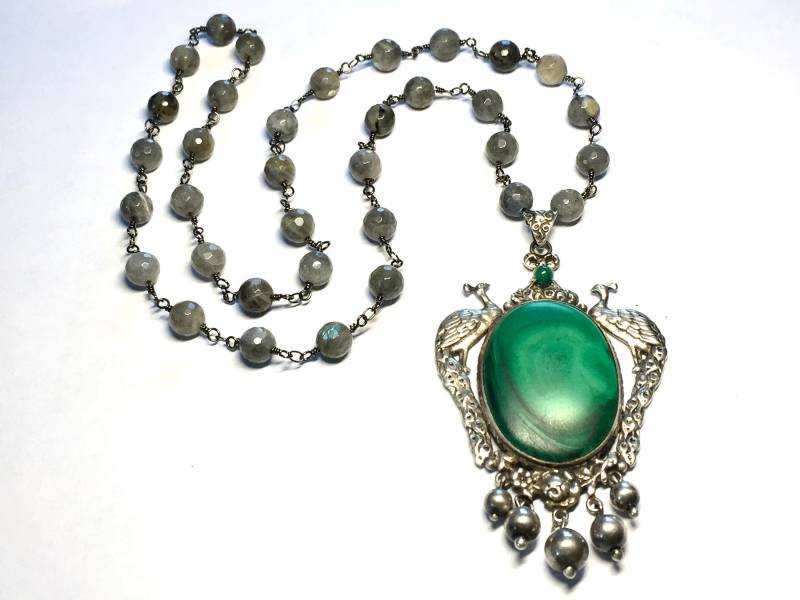 sterling Voller Figur Pfauen Malachit Halskette Auf Einer Labordite Perlenkette von EEEsGems