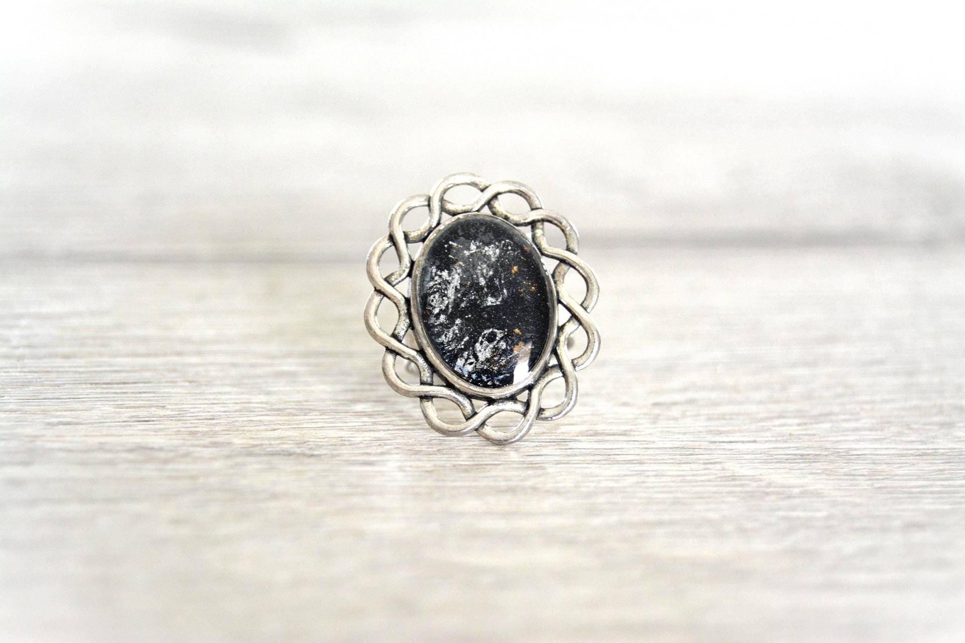 Antiker Silberring Durchbrochen Gedreht Oval Blauer Achat Dunkel Marmoriert Perlmutt Silber Verstellbar von EGIOVANNONIcreations