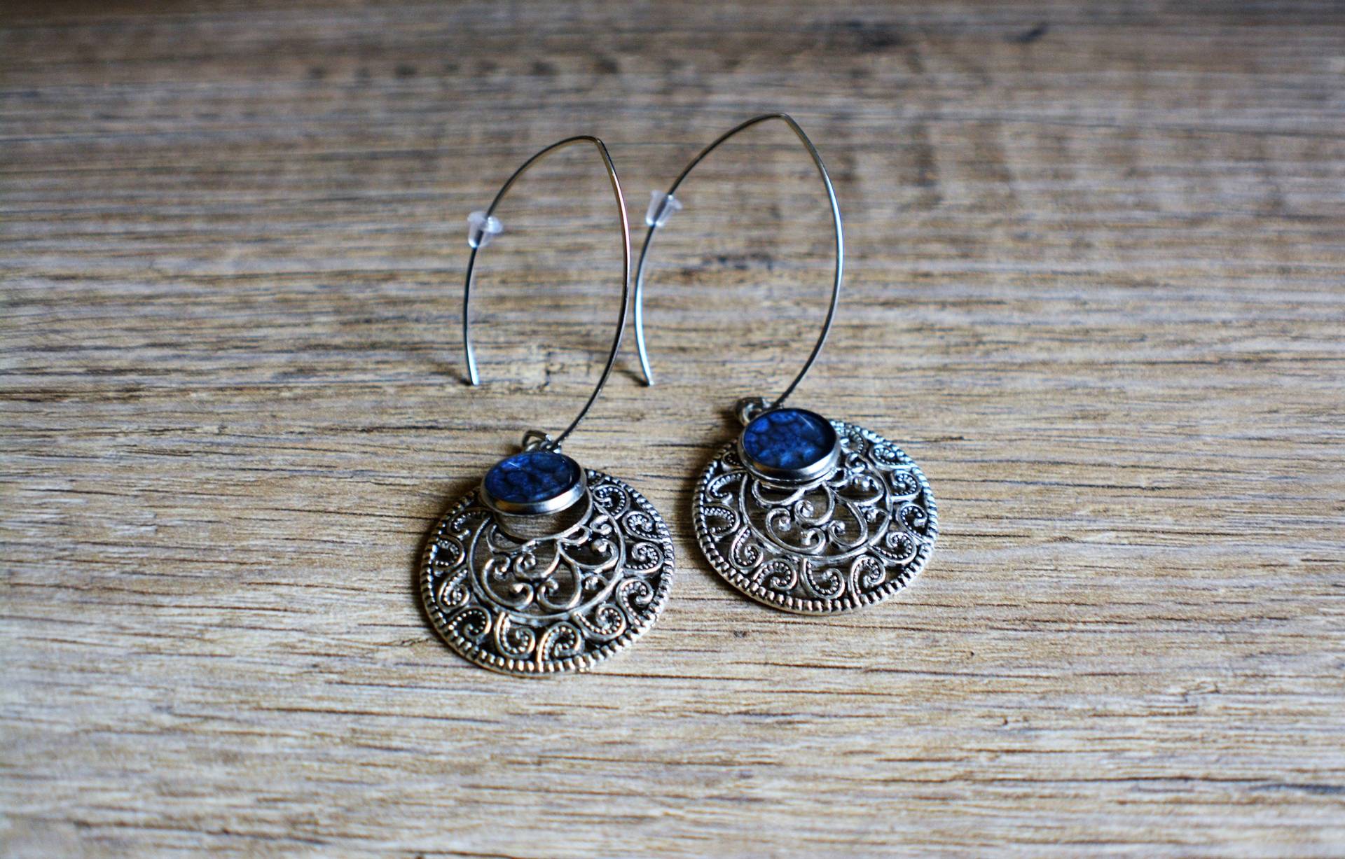 Blaue Ohrringe Marineblaue Silberne Durchgangslochohrringe Cabochon-Rundstempelohrringe von EGIOVANNONIcreations