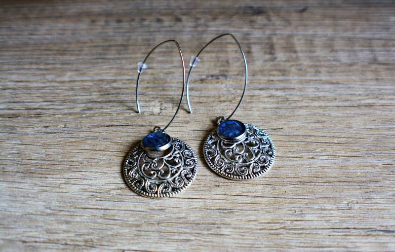 Blaue Ohrringe Marineblaue Silberne Durchgangslochohrringe Cabochon-Rundstempelohrringe von EGIOVANNONIcreations