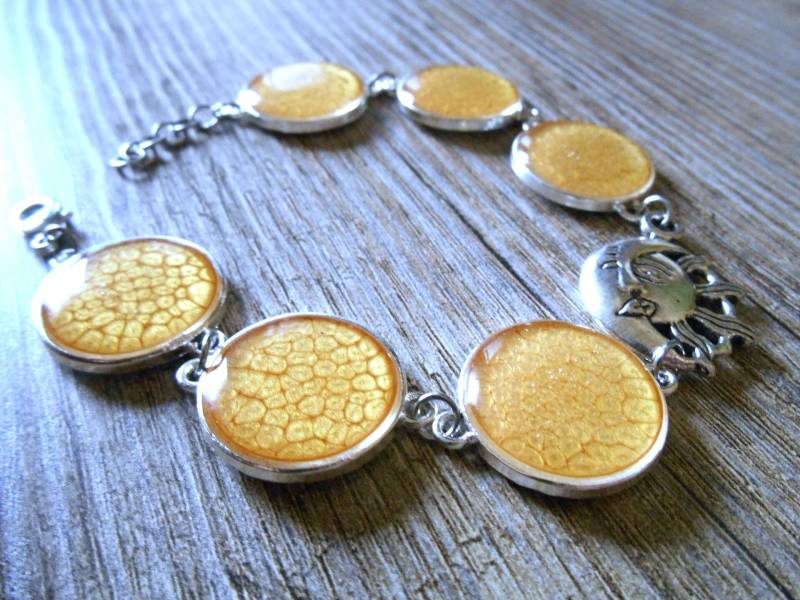 Gliederarmband Mit Mond - Und Sonnengesicht-Charms Runden Medaillons Aus Gelber Jade in Wabenform von EGIOVANNONIcreations