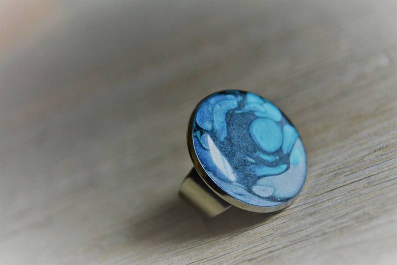 Großer Runder Türkisblauer Jade-Schwarzer Onyx-Marmorierter Verstellbarer Ring von EGIOVANNONIcreations