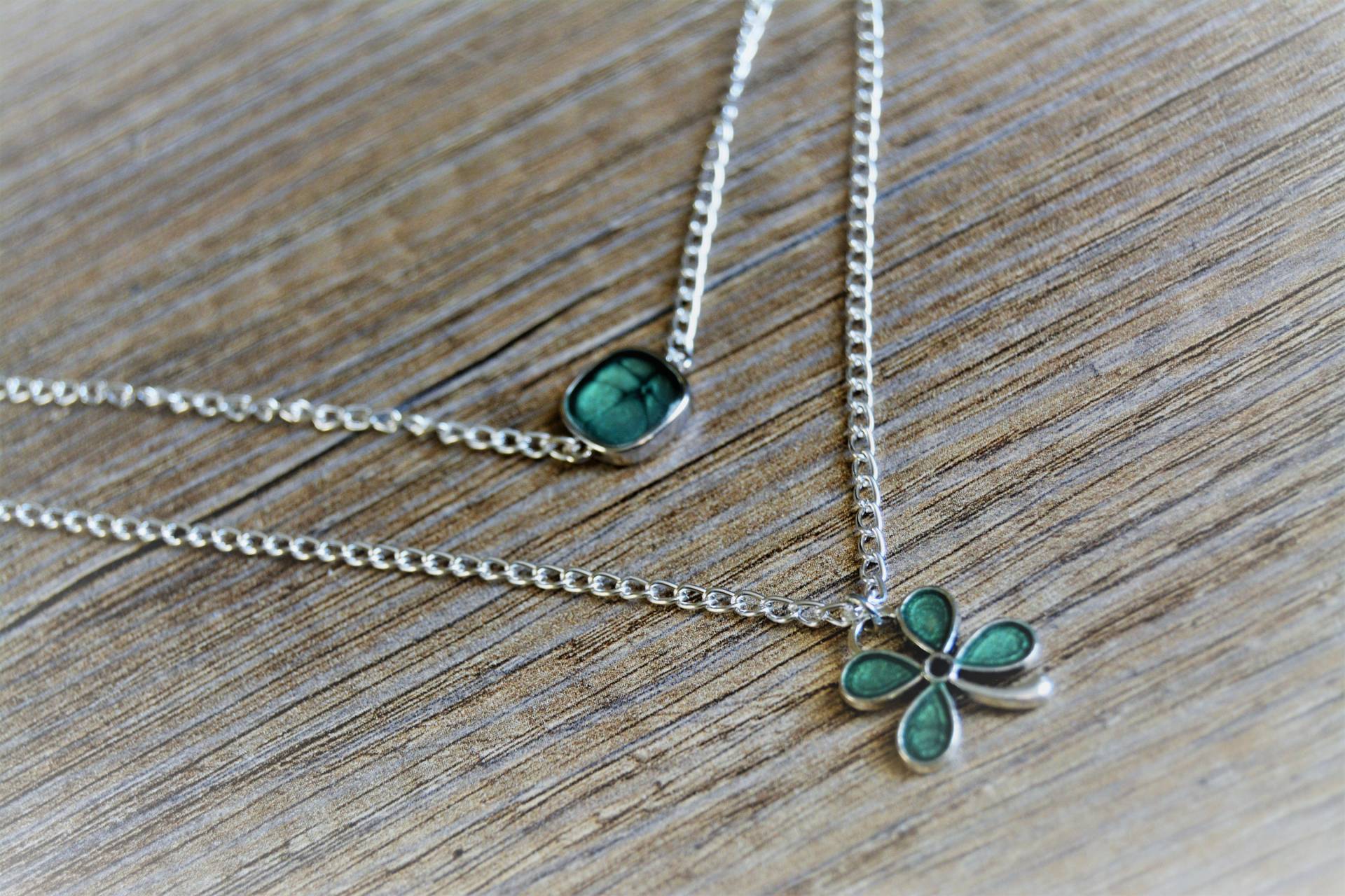 Grüne Halskette Kleeblatt-Anhänger Mehrreihige Silberkette 2-Reihige Kettenhalskette St. Patrick's Day 4-Blättrige Kleeblatt-Anhängerhalskette von EGIOVANNONIcreations