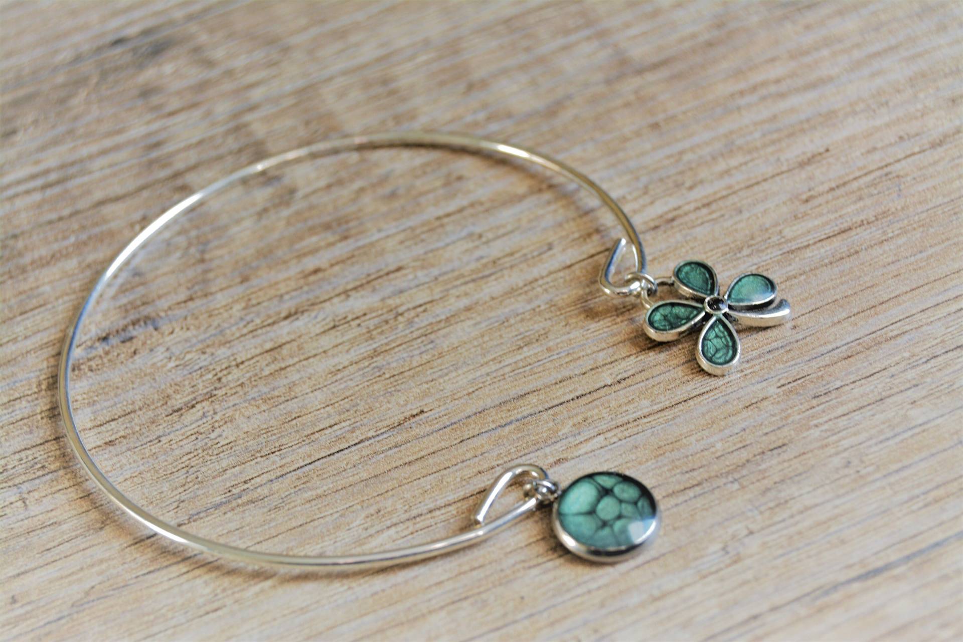 Grünes Armreif Armband Grün Silber 4 Blatt Kleeblatt St. Patricks Day Saint von EGIOVANNONIcreations