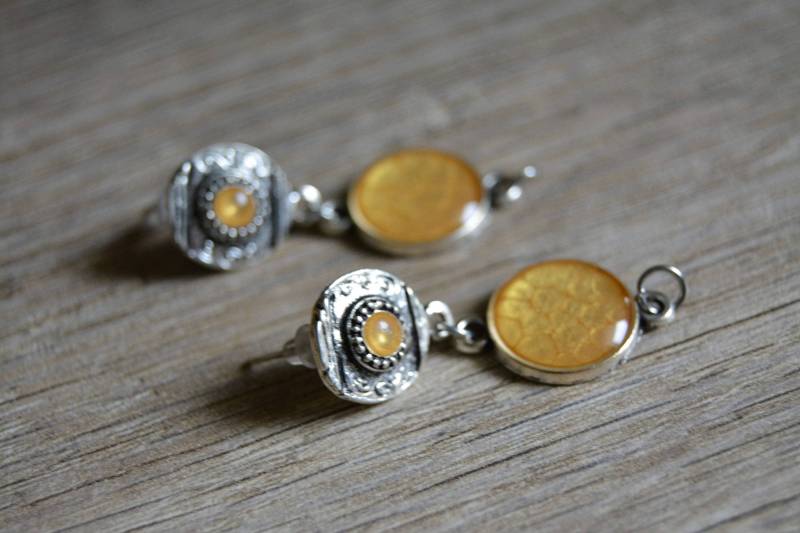 Kleine Gelbe Silberohrringe Hängeohrringe Und Cabochon-Ohrringe von EGIOVANNONIcreations